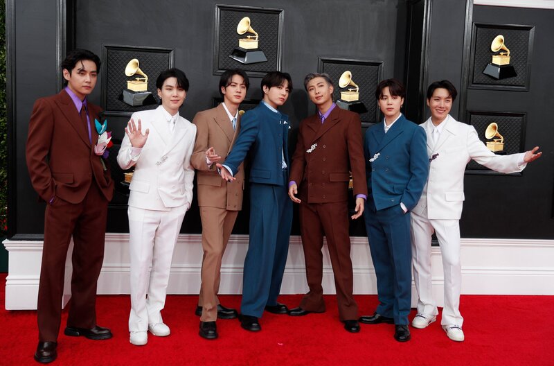 220404 BTS at GRAMMYs 2022 Red Carpet documents 3