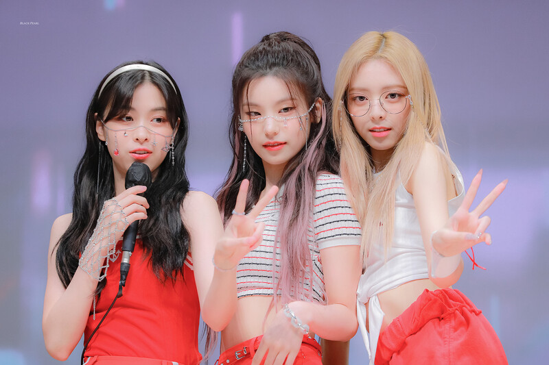 220728 ITZY Ryujin, Yeji & Yuna documents 3