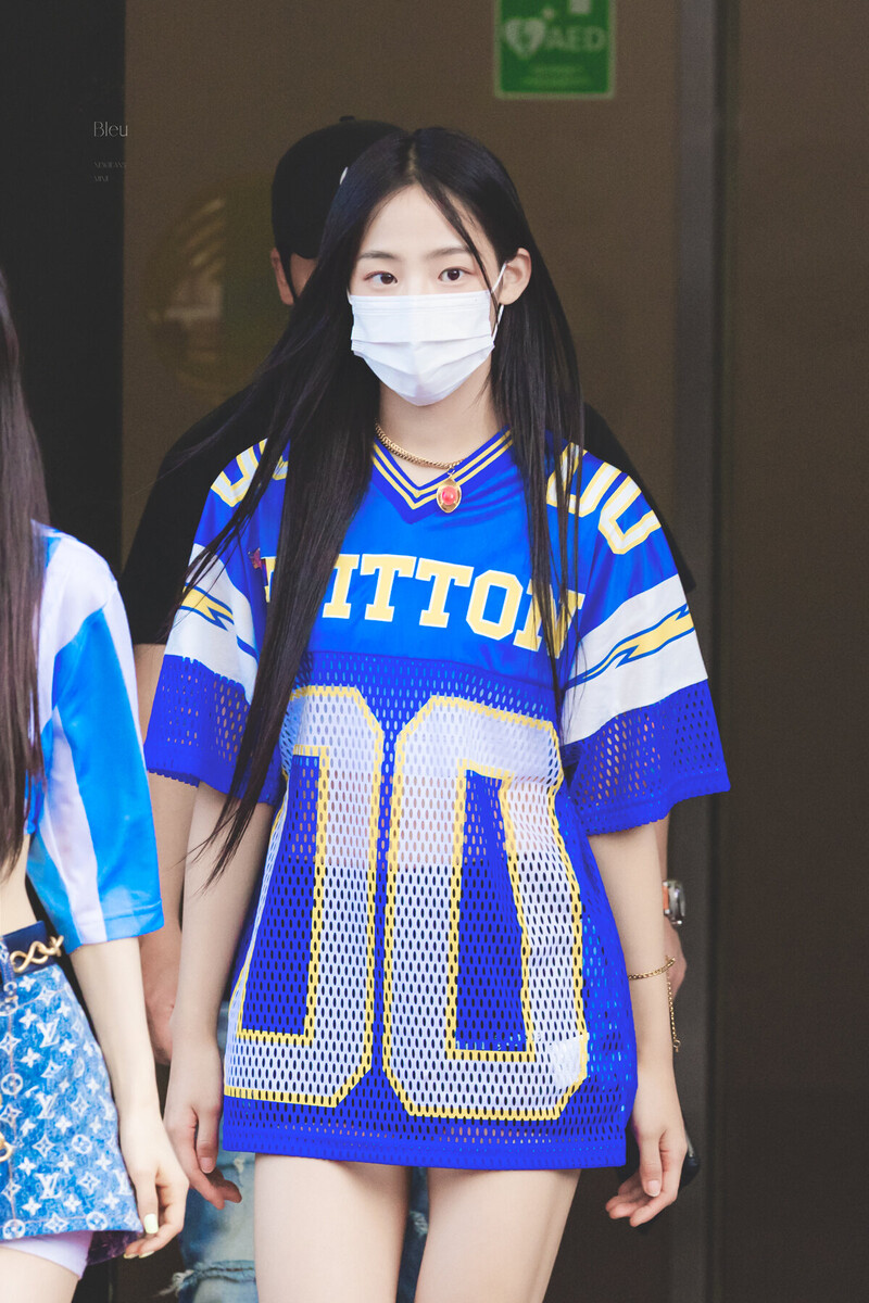 220805 NewJeans Minji - Music Bank Commute documents 4