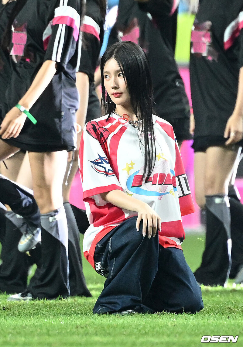 230731 (G)-IDLE Miyeon at Seoul World Cup Stadium documents 1