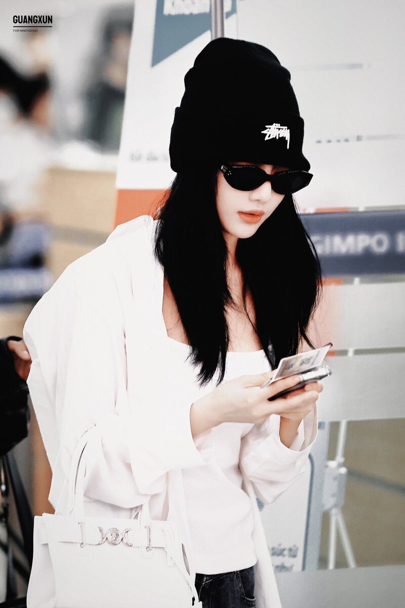 240702 aespa Ningning - GMP Airport documents 4