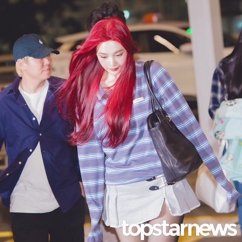 240927 Red Velvet JOY at Incheon International Airport documents 1