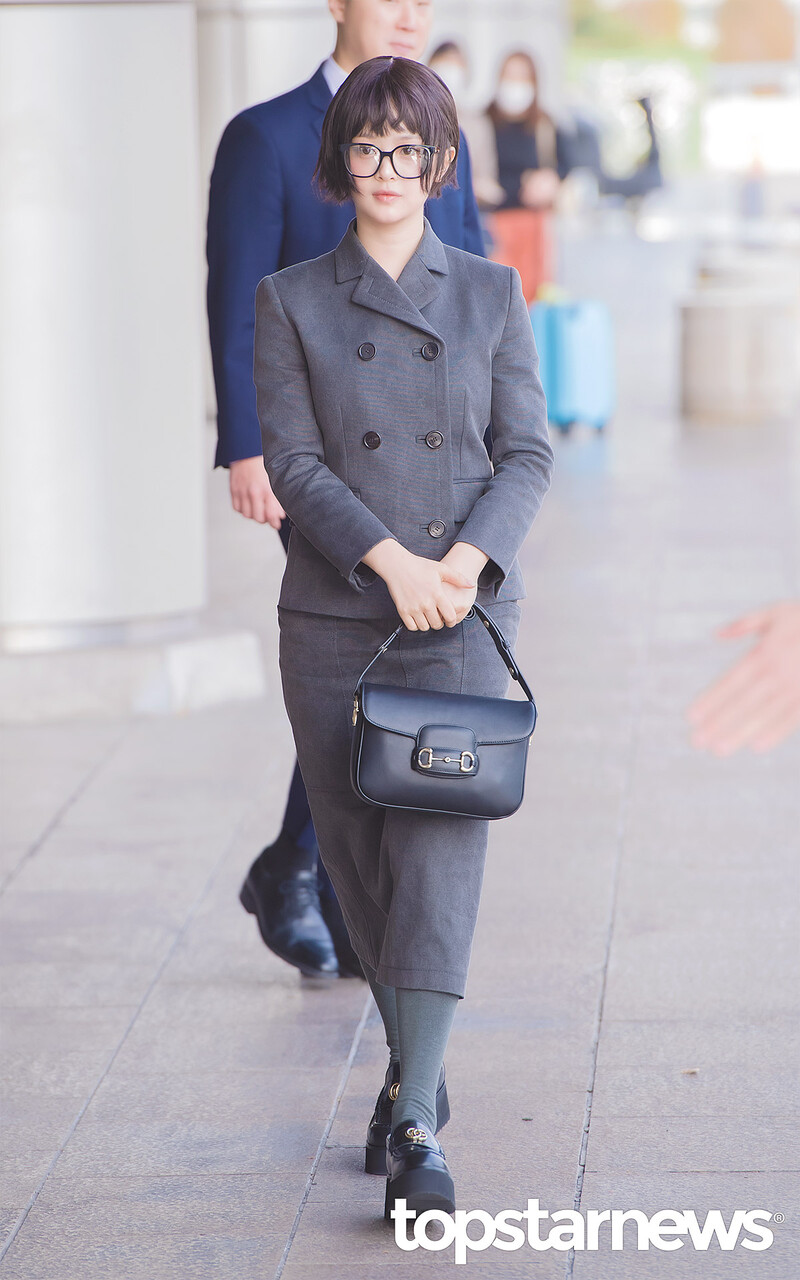 241119 HANNI at Gimpo Airport documents 9