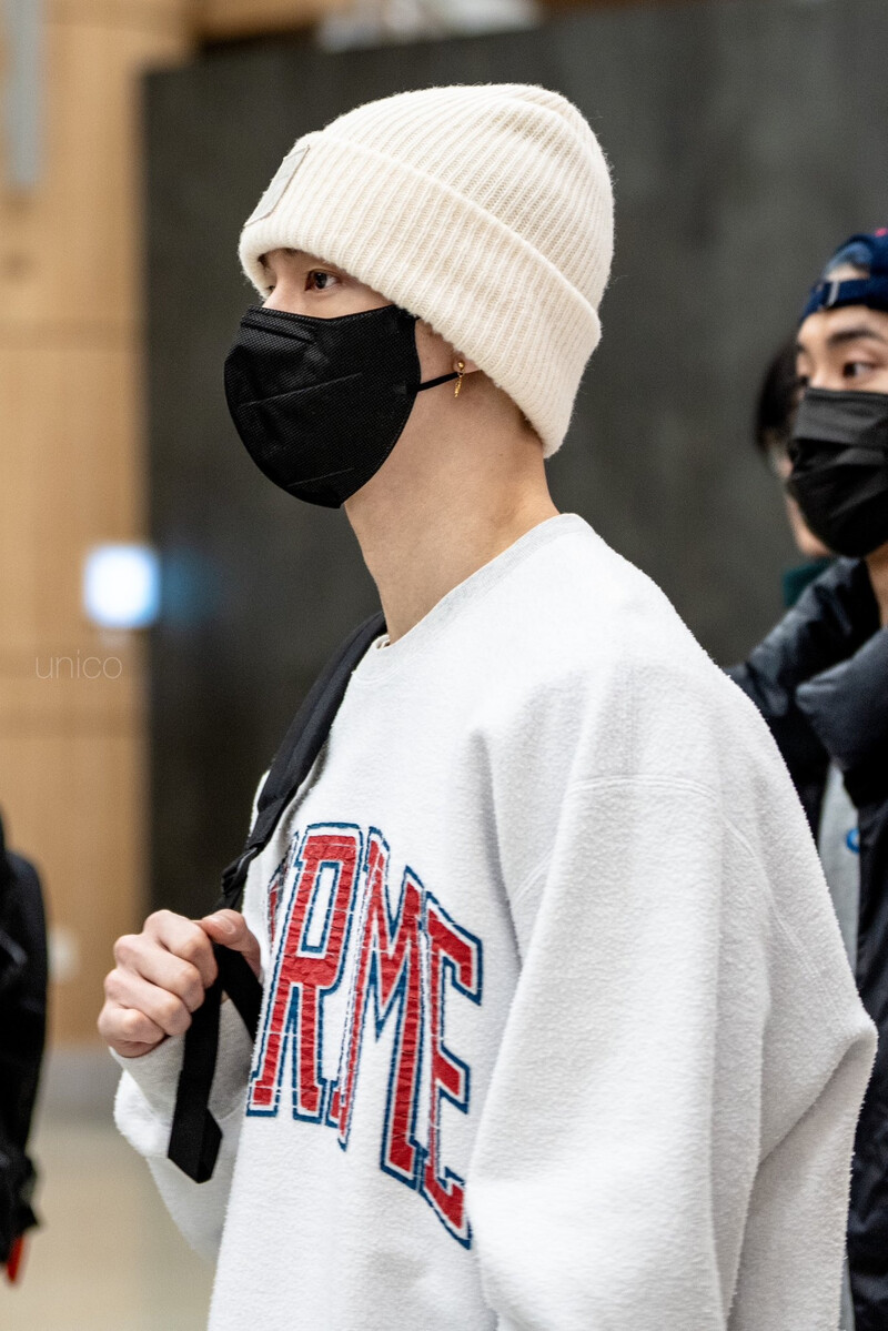 241227 StrayKids Hyunjin at Airport documents 1