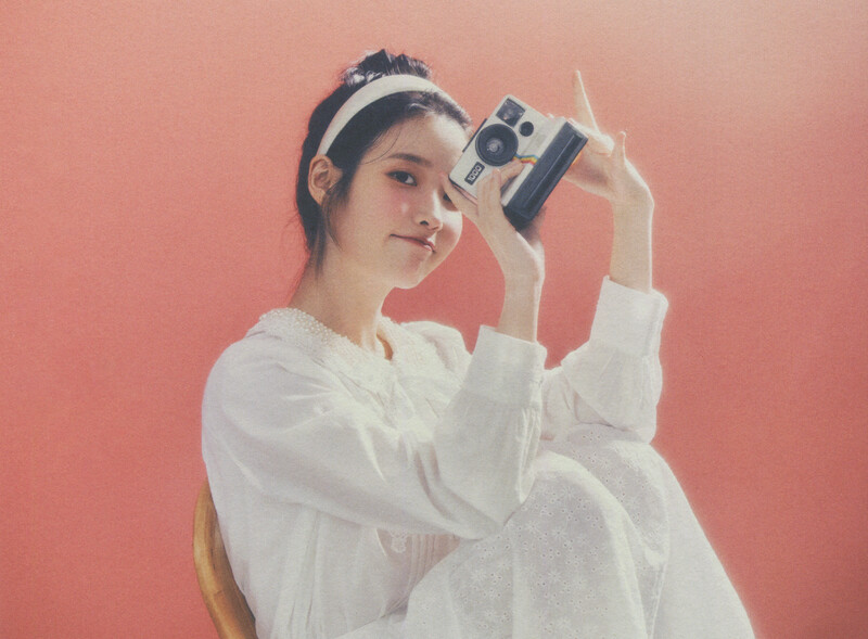 IU - 5th Official ‘UAENA’ Fanclub Kit [SCANS] documents 1