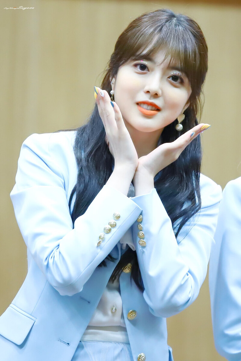 190519 Weki Meki Suyeon at 'LOCK END LOL' Dongdaemun Fansign documents 2