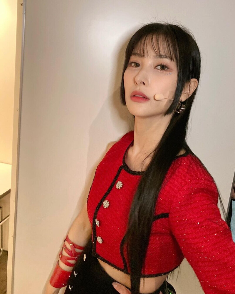 221225 KARA's Gyuri Instagram Update documents 2