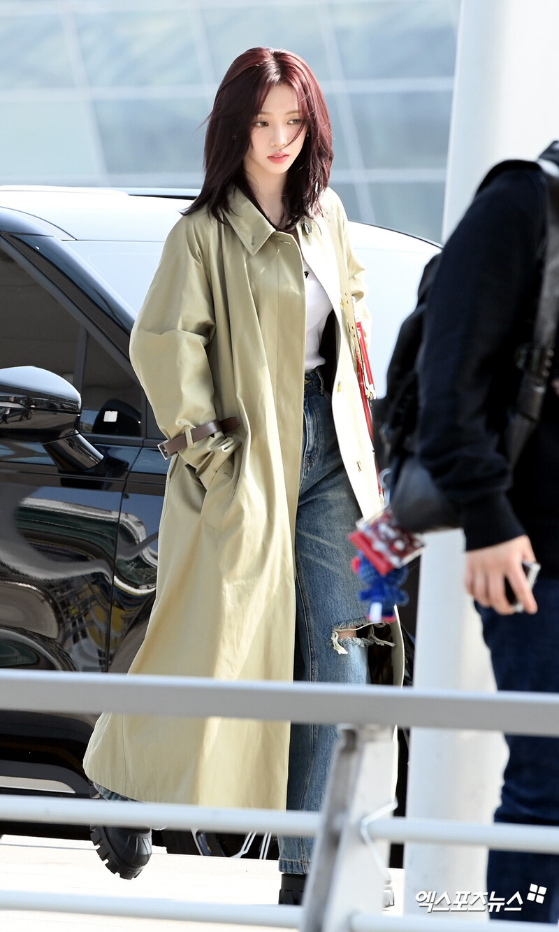 241011 aespa Karina at Incheon International Airport documents 5