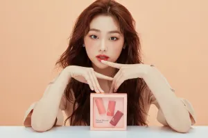 Gugudan's Mina for Banila Co 2019 FW Collection - Velvet blurred lipstick