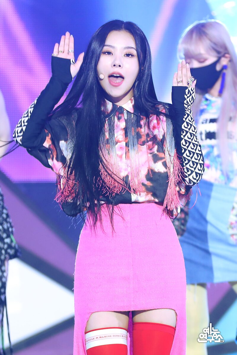 210427 Whee In - 'water color' at Music Core documents 2