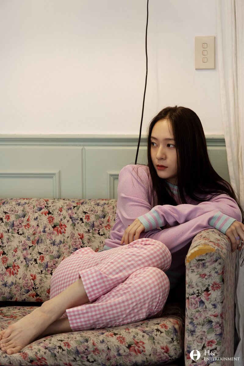210812 H& Ent. Naver Post - Krystal's Big Issue Photoshoot Behind documents 2