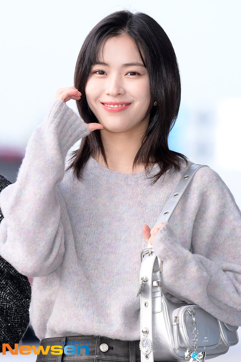 231013 ITZY Ryujin at Gimpo International Airport documents 1