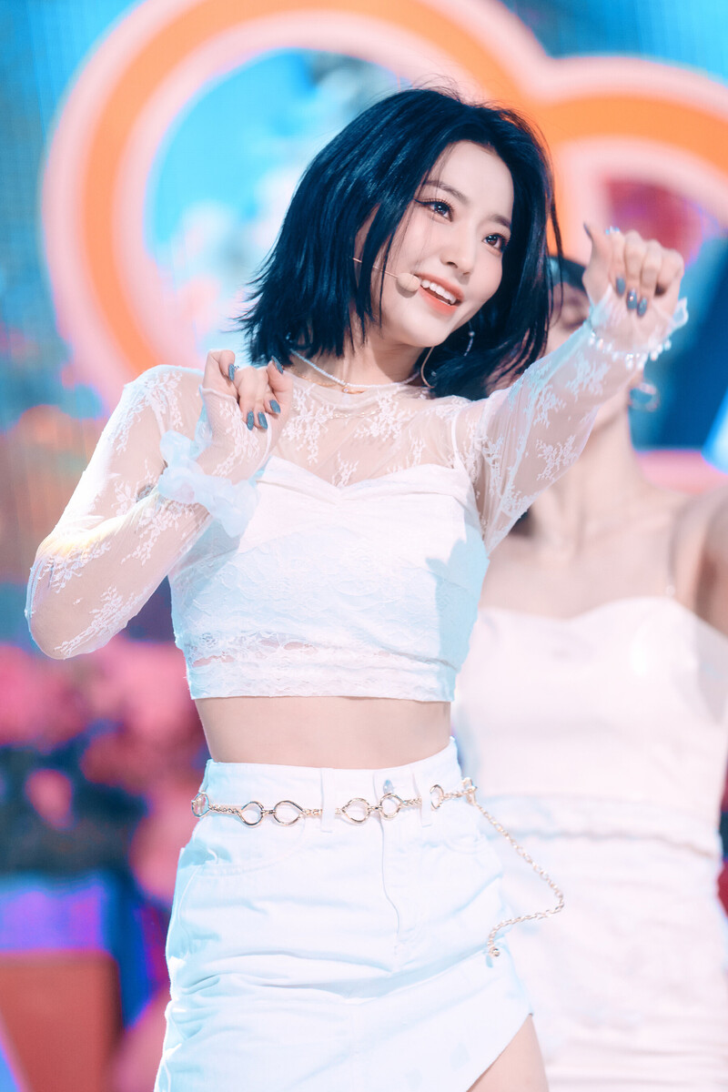 220123 fromis_9 Saerom - 'DM' at Inkigayo documents 28