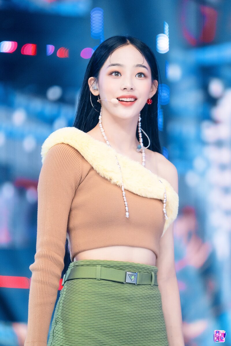 220821 NewJeans Minji - 'Attention' at Inkigayo documents 15