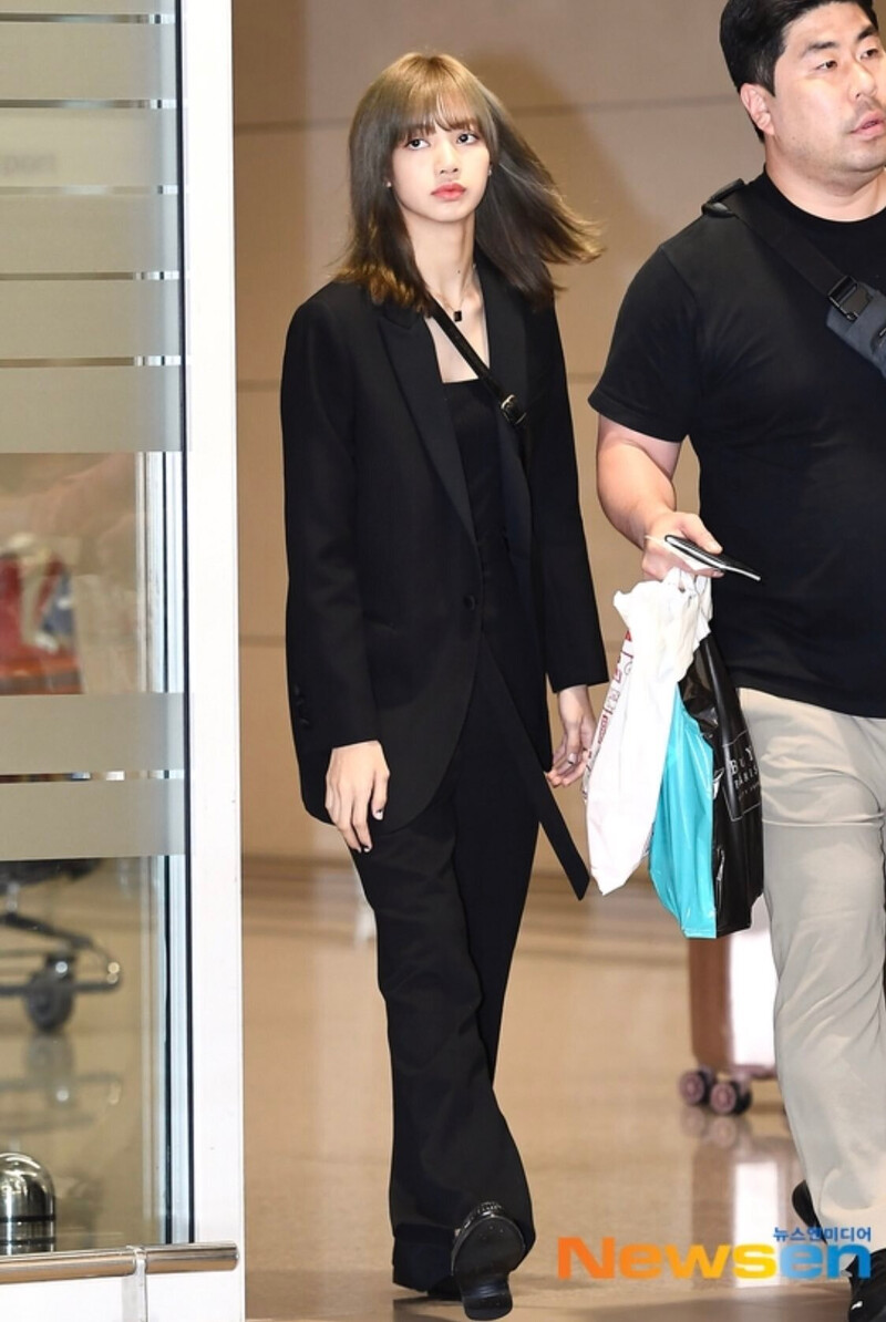 190626 - LISA at Airport Incheon back From Paris documents 3