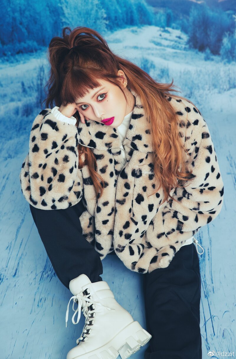 Hyuna for Dzzit 2021 FW Collection documents 3