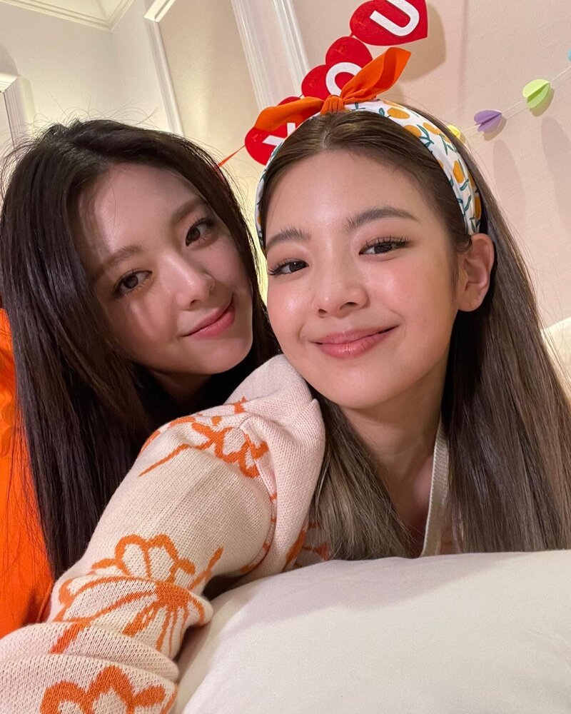 211111 ITZY SNS Update documents 5