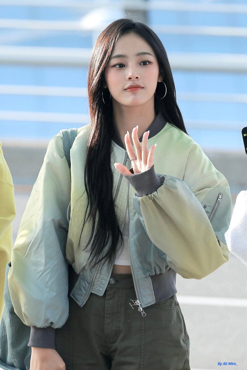 231006 New Jeans Minji at Incheon International Airport documents 5