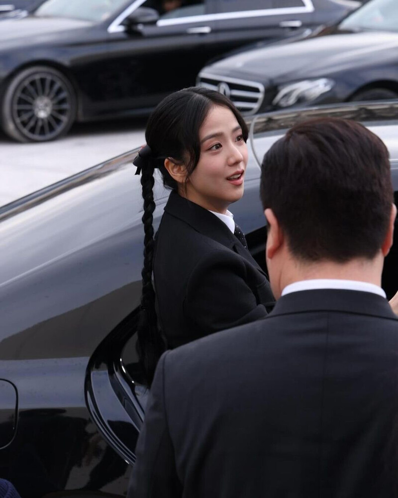 240227 JISOO AT DIOR documents 3