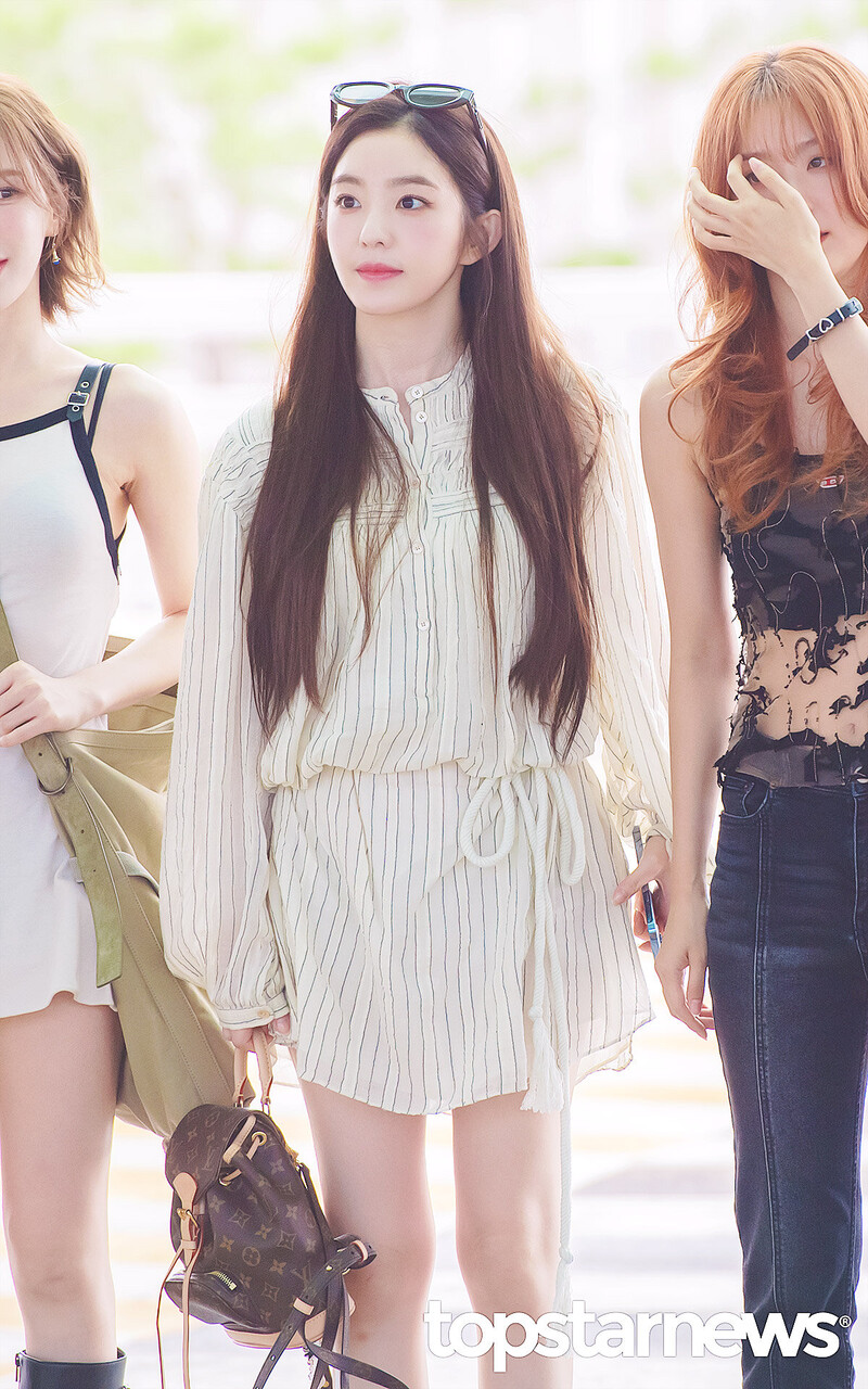 240712 Red Velvet Irene at Incheon International Airport documents 1