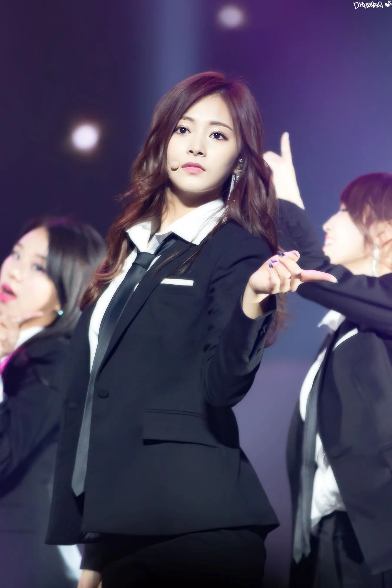 171015 ONCE BEGINS - TWICE Tzuyu in a suit | kpopping