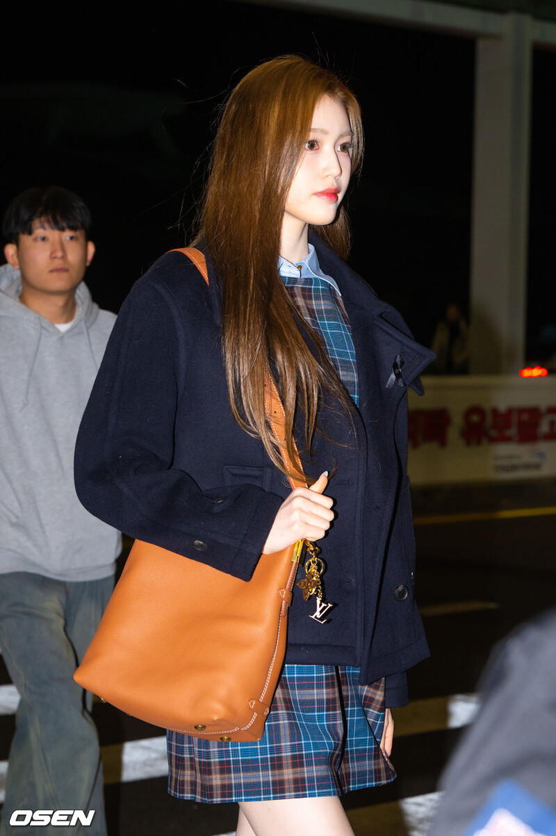 250102 Izna Jeong Saebi at Incheon International Airport documents 1