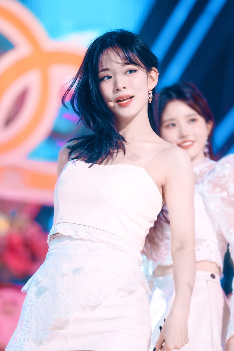 220123 fromis_9 Chaeyoung - 'DM' at Inkigayo documents 16
