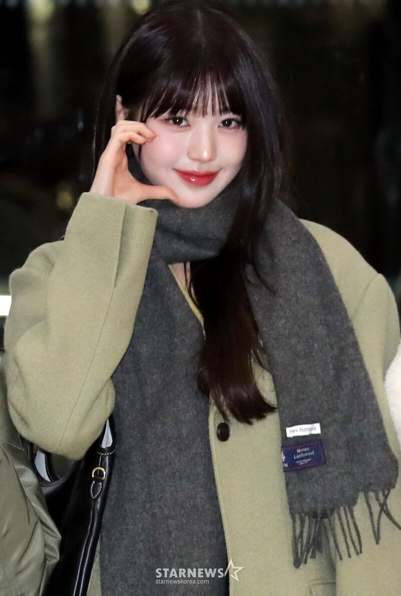 231114 IVE's Wonyoung at Gimpo International Airport (GMP) documents 3