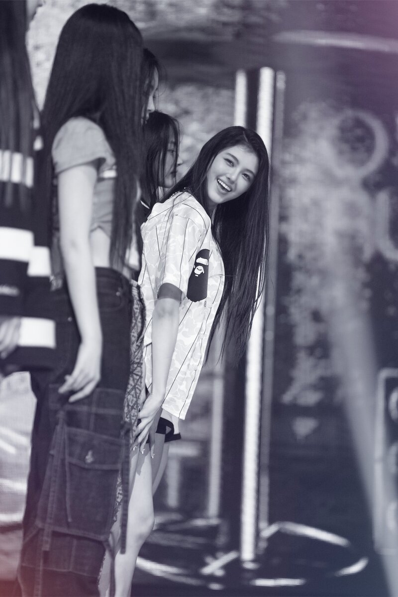 220807 NewJeans Danielle 'Attention' at Inkigayo documents 3