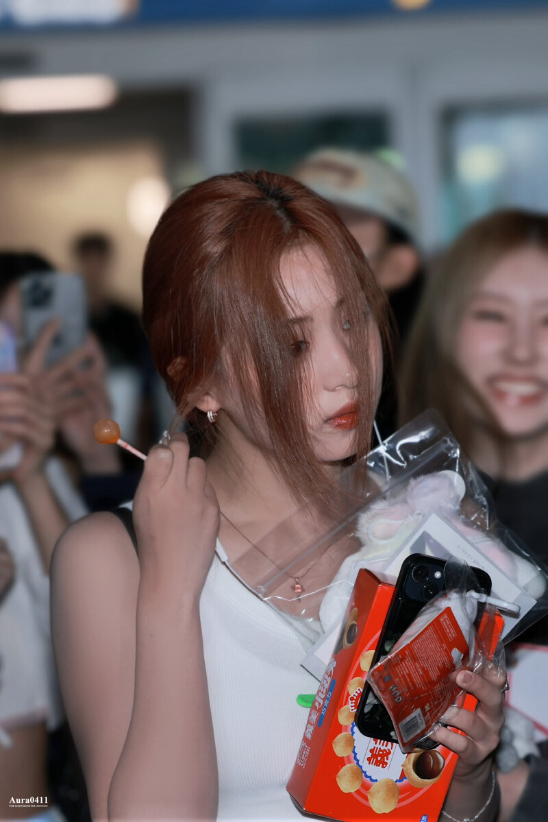 240624 BABYMONSTER Ahyeon at Incheon International Airport documents 3