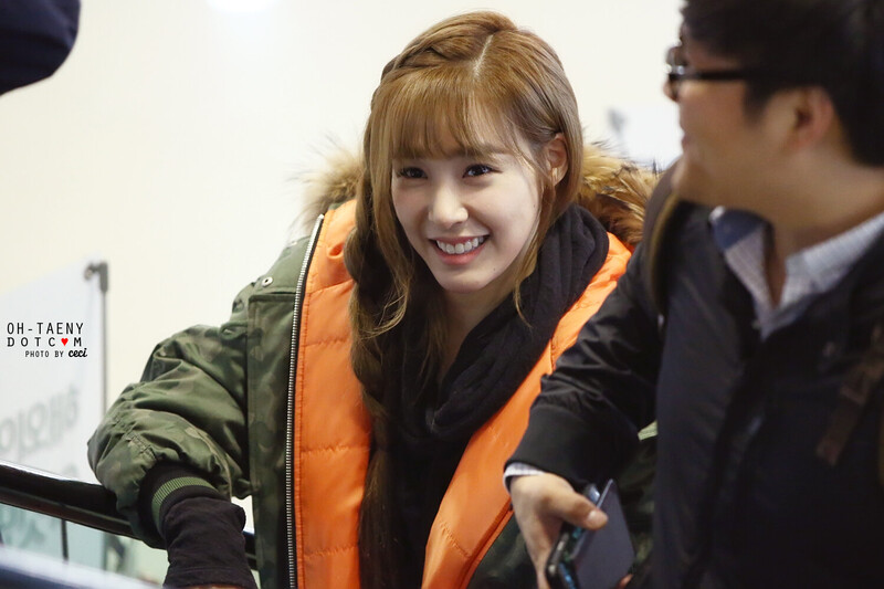 141129 Girls' Generation Tiffany at Gimpo Airport documents 6