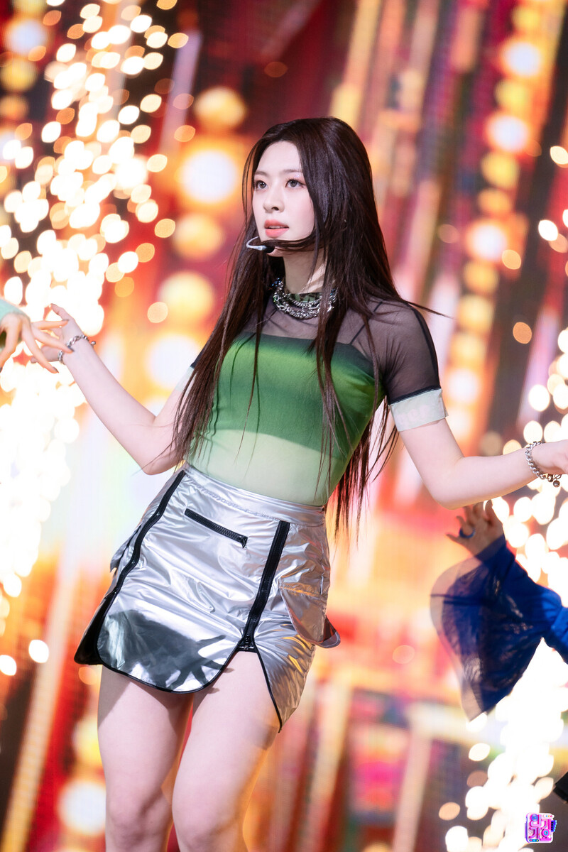 220306 STAYC Seeun - 'RUN2U' at Inkigayo documents 10