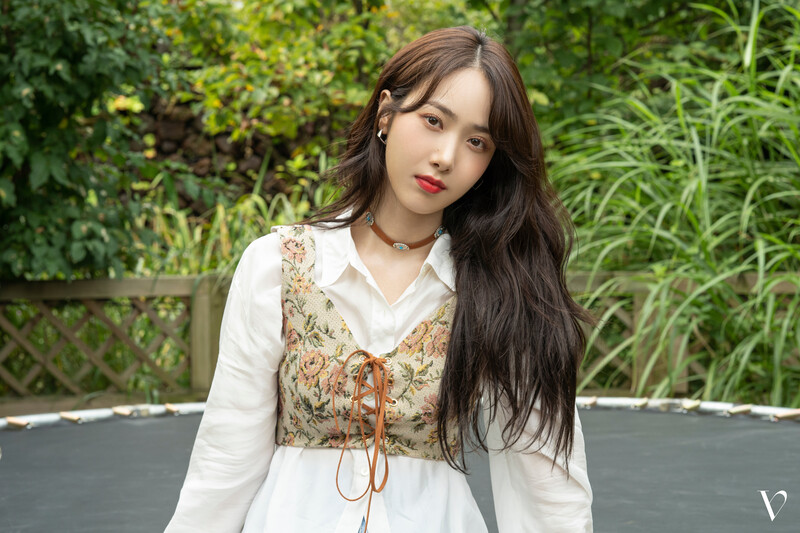 230608 VIVIZ - 2023 Season's Greetings 'a Vivacious Girls Club' Behind The Scenes documents 7