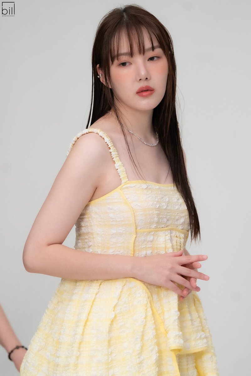 230901 Bill Entertainment Naver Post - YERIN for 'Star1 Magazine' behind documents 13