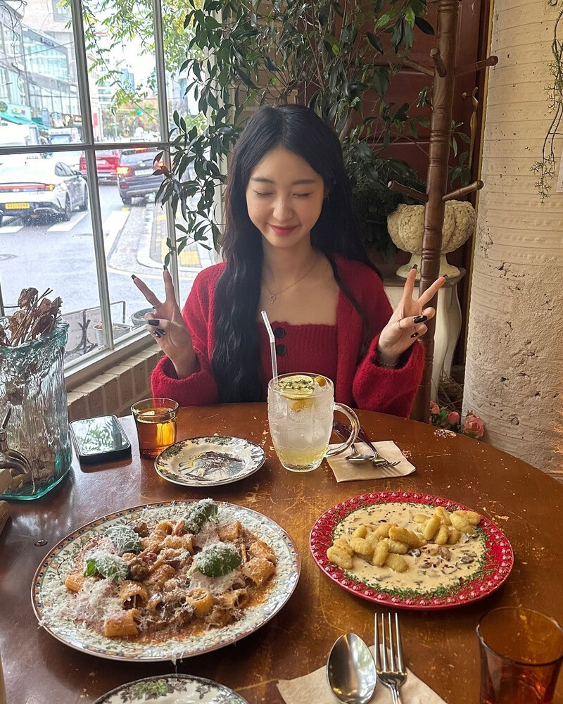 241126 - YeoJin Instagram Update documents 5