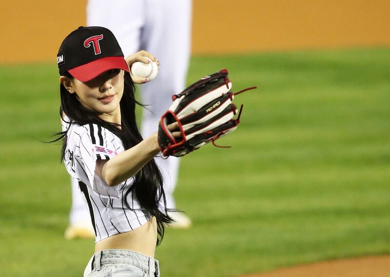 (G)I-DLE's Miyeon throws First Pitch for LG Twins documents 15