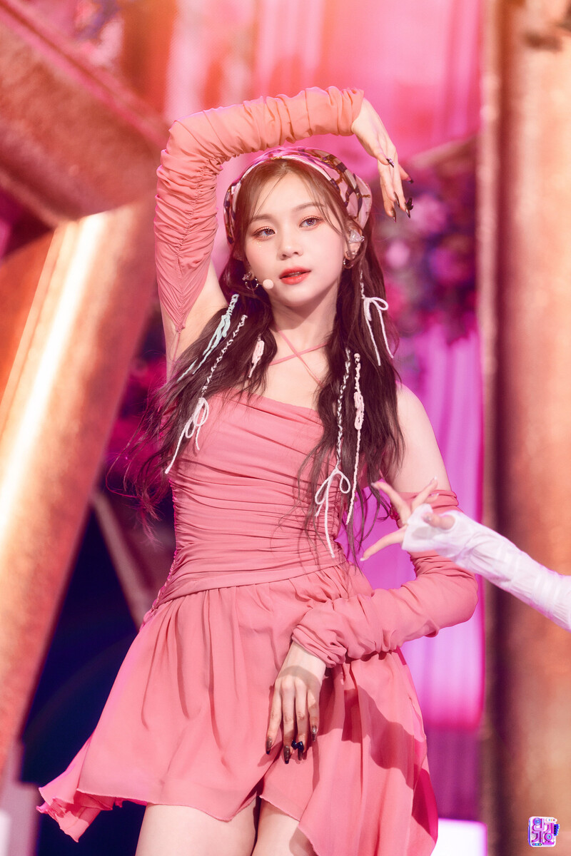 230205 VIVIZ Umji - 'PULL UP' at Inkigayo documents 8