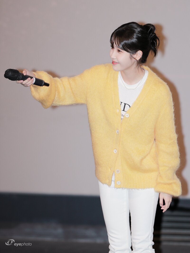 231013 IU - 'The Golden Hour' Movie Stage Greeting documents 8