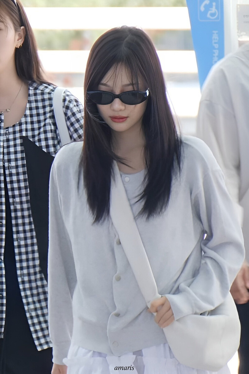 240719 aespa Ningning at Incheon International Airport documents 3