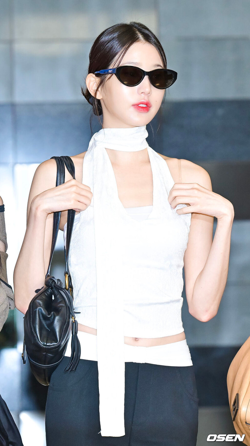 240816 IVE Wonyoung at Gimpo International Airport documents 27