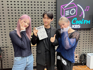 220831 BTOB's Kiss The Radio Instagram Update with Minhyuk & TWICE Jeongyeon, Tzuyu