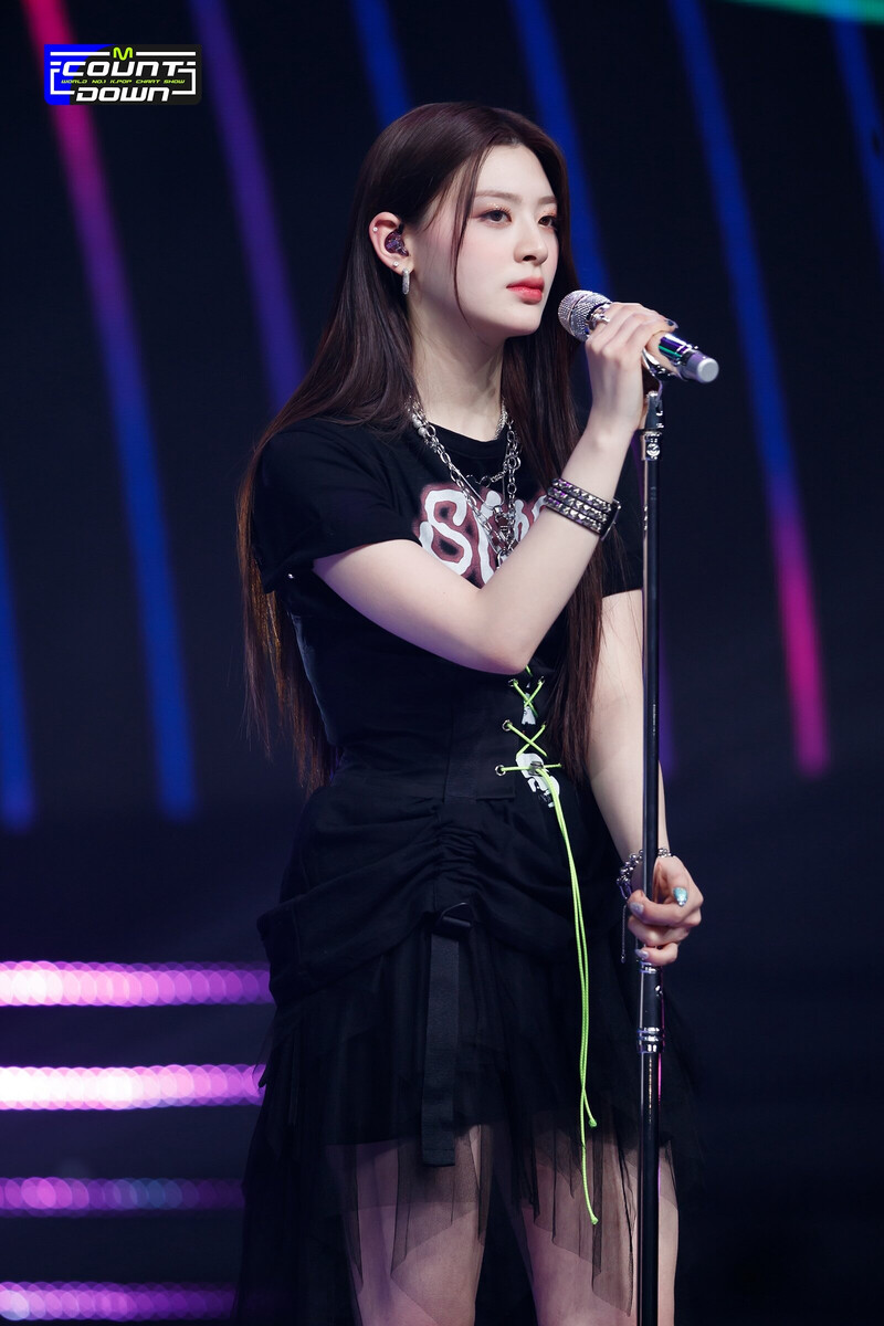 220224 STAYC - 'BUTTERFLY' + 'YOUNG LUV' at M Countdown documents 10