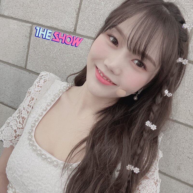 220405 OH MY GIRL SNS Update at The Show documents 7