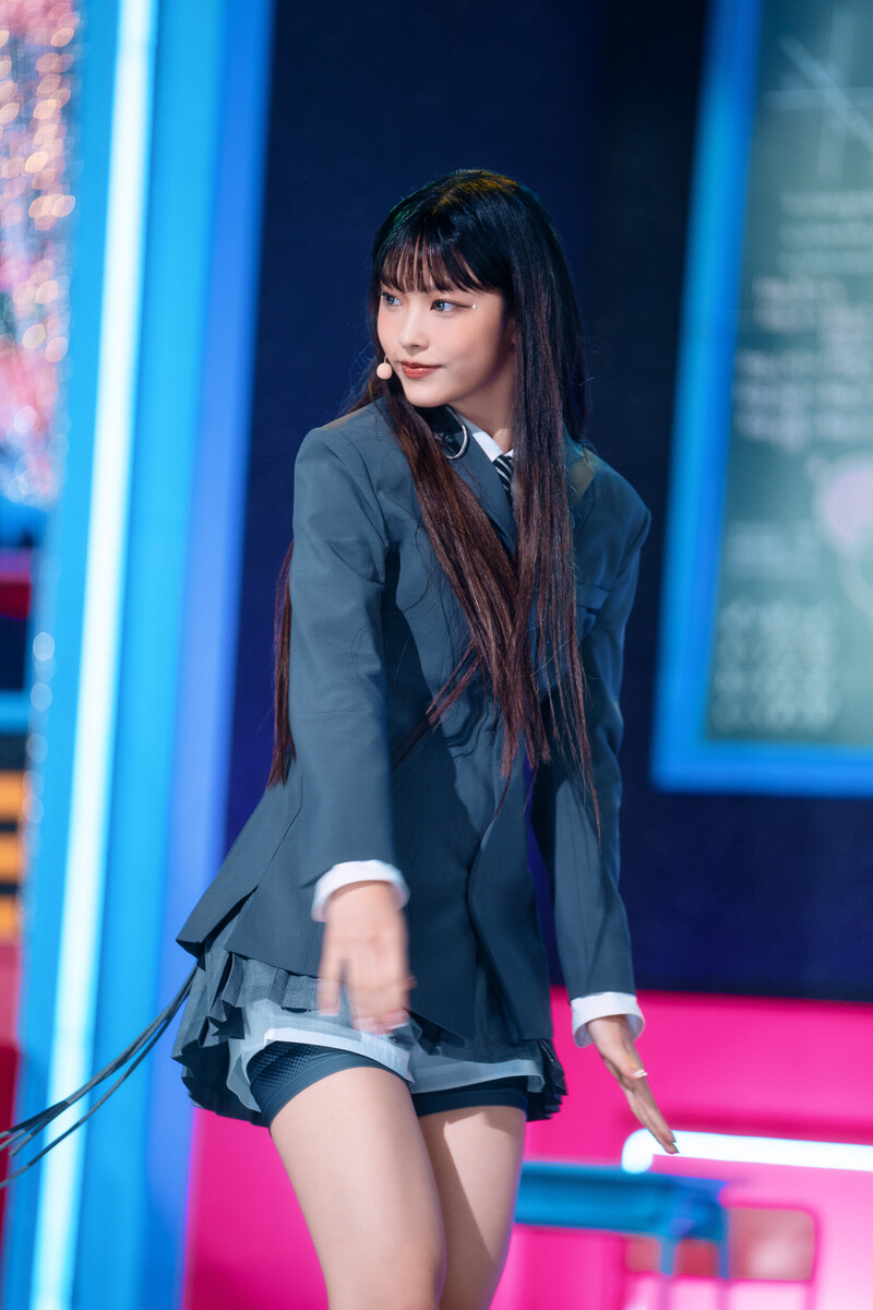 220807 NewJeans Haerin 'Cookie' at Inkigayo documents 9