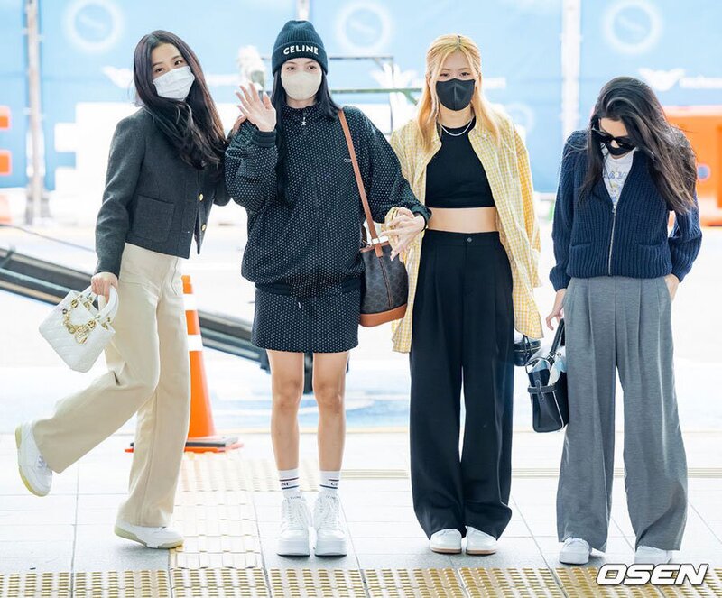 220916 BLACKPINK at the Incheon International Airport documents 1