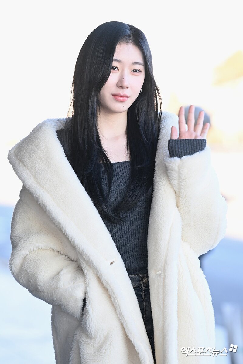 231201 ITZY Chaeryeong at Gimpo International Airport documents 9
