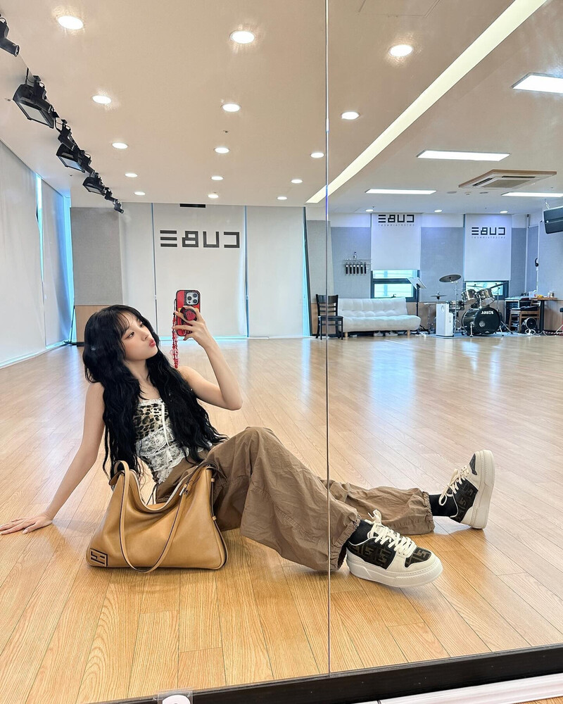 240806 - YUQI Instagram Update documents 1