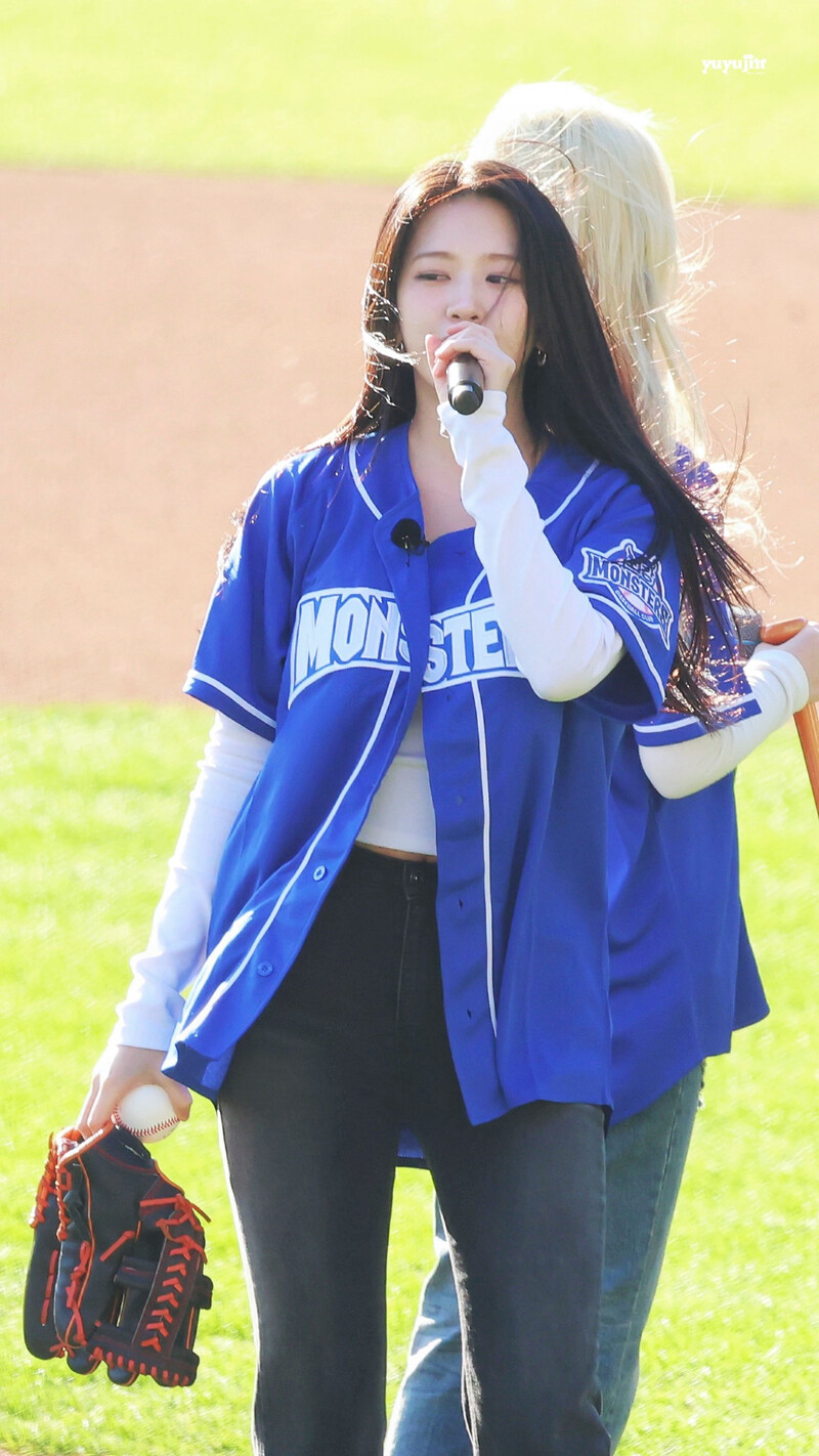 241117 IVE Yujin - First Pitch at Jamsil Baseball Stadium documents 5