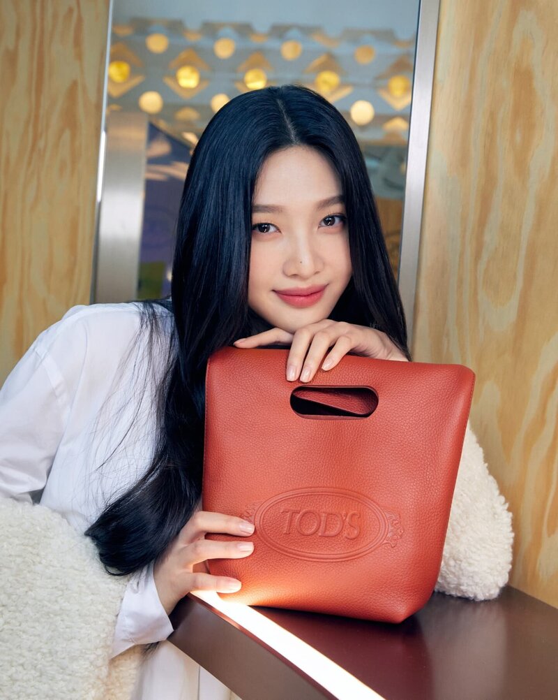 211008 Red Velvet Twitter Update - Joy at TOD’S pop-up store in 10 Corso Como documents 5