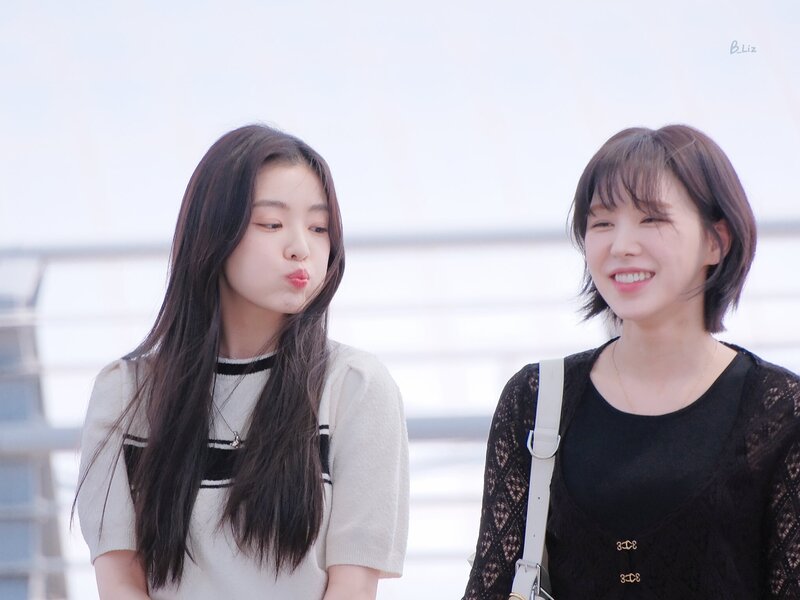 230519 RED VELVET Irene and Wendy at Incheon International Airport documents 9